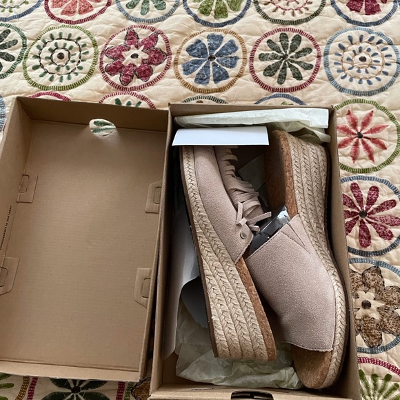 Ugg Australia Danes Wedge Suede Fringe Sandals, New in Box, Size 7.5, Be… - Picture 4 of 6